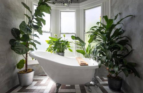 Luxe Victorian Retreat • Walk to Downtown - Foto 9