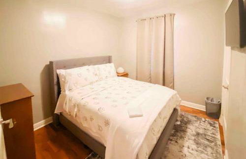 Charming Farmhouse Retreat near Downtown & University Modern Amenities, Fireplace & Porch! - Foto 24