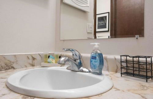 Workspace with Desk & Walkable to hospital & campus - Photo 19