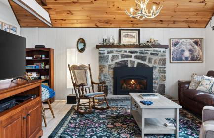 Evergreen Lodge by AvantStay Poconos Lake Cabin Fireplace Large Deck Near Jack Frost Kalahari - Foto 9