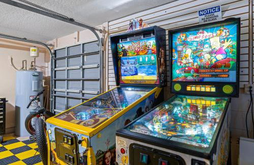 Game Room Theater Luxurious Waterfront Retreat - Photo 11