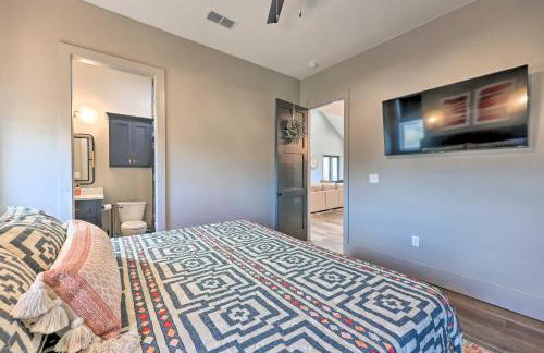 Lavish Riverfront Escape with Gas Grill! - Foto 13