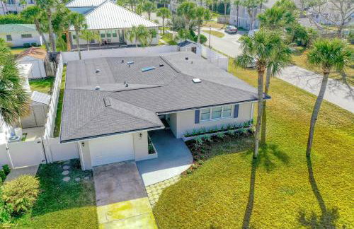 Beachside snowbird escape with fenced yard & washer/dryer - walk to beach access - Foto 3