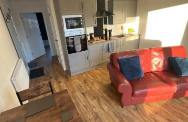 TRAMORE - self contained 1 bedroom unit - king size bed - free private parking - 3 miles from Fort William High Street - Foto 2