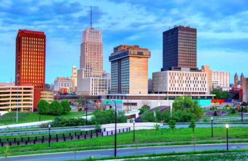 Boho Cleveland Bungalow - Sun-Drenched 2BR with Deck - Foto 29