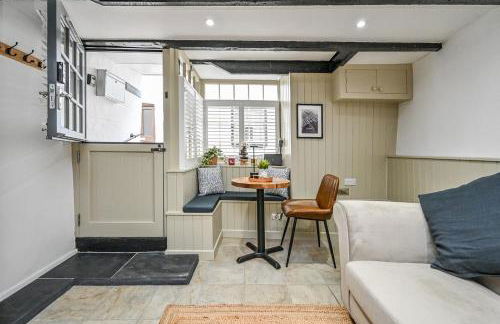 Luxury Couple's Getaway with River Views and Parking - Foto 13