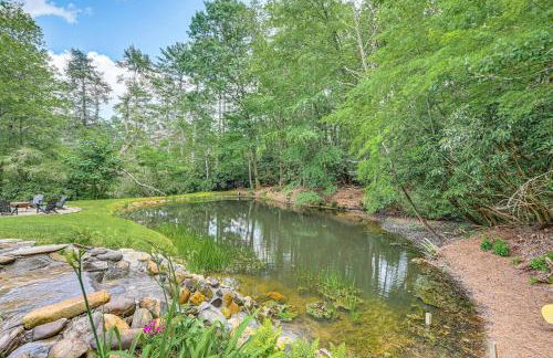 Enchanting Highlands Cottage with Pond and Waterfall - Foto 27