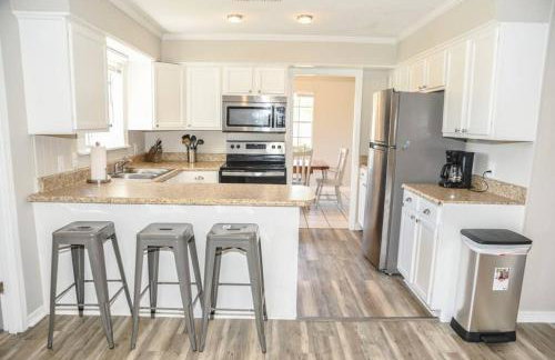 Classic Colonial Home near Main Street - Foto 5