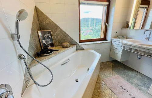 Panoramablick mit Privatparkplatz, 2 Balkone und 1,5 Bäder - Foto 5