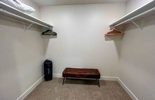 Peaks & Pines Modern Gem, 2 Kings, Bunks, Hot Tub, Walkable, Kid's Cove - Foto 34