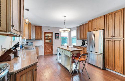 Mountain View Victorian with Convenient Location and Lots of Space tp Play farmhouse - Foto 3