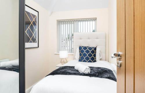 Four Bed House - Sleeps 7 - Garden - Parking - Smart TV 6COK - Photo 25