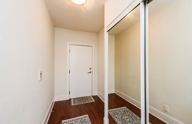 Sarkar Suites - 330 Burnhamthorpe Road - Photo 3