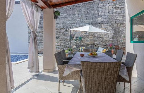 Gorgeous Home In Kresini With Wifi - Photo 3