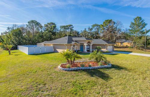 Relax Poolside Spring Hill Family Home with Yard! - Foto 38