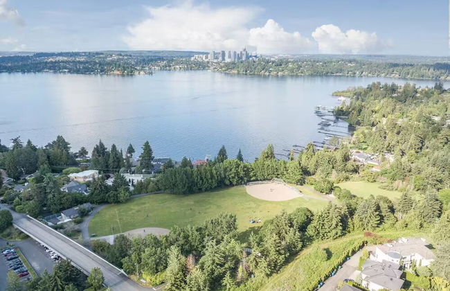 Private park in a cozy home next to I-90 huge yard - Foto 42