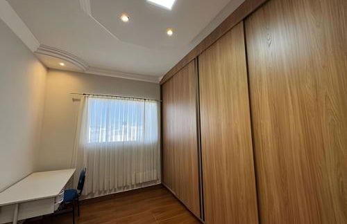 Espaçosa casa próxima ao Centro - Foto 29