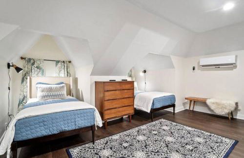 Luxury Living: Grand 7BR/5BA near Everything - Photo 4