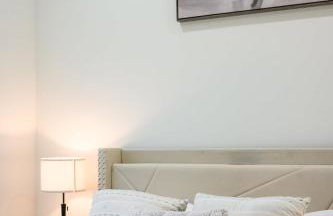 Cozy Modern Home w Full Kitchen & Parking - Foto 25