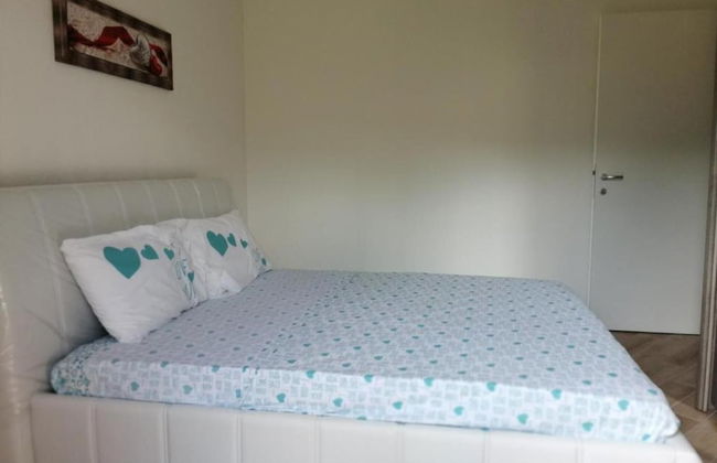 Apartment Sleeps 4 With Free Parking - Photo 4