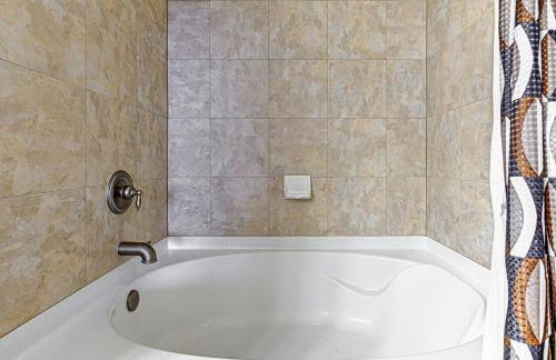 Chic 2BD with Balcony Pool Hot Tub & Marina Views - Foto 30