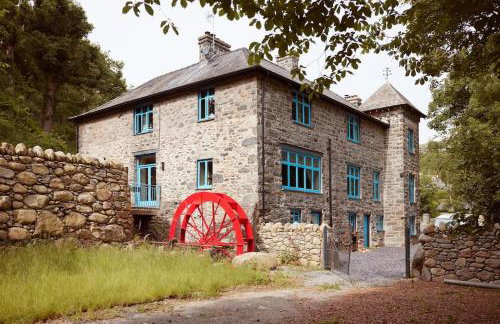 Ty Pandy Eclectic Luxury Family cottage Sleeps 8 adults and 2 children - Photo 3