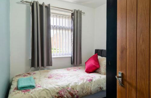 Family-Friendly Detached House Near Leeds and Bradford with Garden - Foto 21