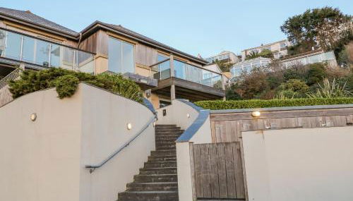 A Stone's Throw - Photo 1