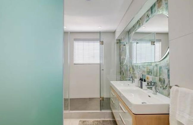 Exquisite Mouille Point Apt by Golf Course Serene Suite - Photo 10