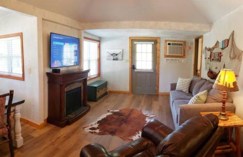 Lakeside Retreat - Romantic Cabin - Resort Pool, Dock, Fire Pit! - Foto 10