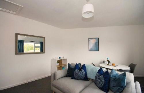 #33 Beautiful 2 bed apt Tamworth Private Parking - Photo 7