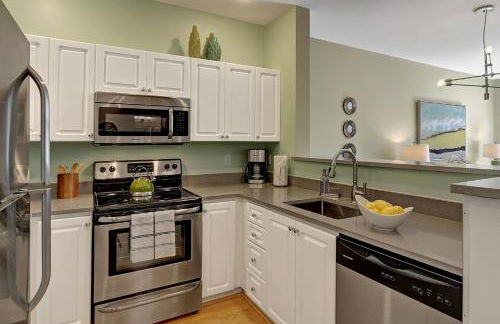 City Water View Oasis with Pool & Gym near Cruise in Heart of Seattle - Foto 18