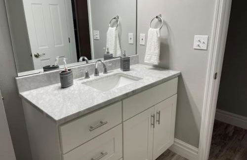 Private 4 Bedroom Home with a hot tub - Foto 13