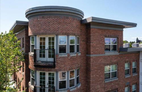 Chic 2BR • King Beds • Huge Patio • 95 Walk Score! - Foto 59