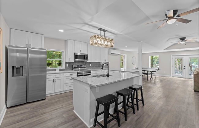 Fireside Fun by Avantstay Sleeps 18 Waterfront + Pool - Foto 36