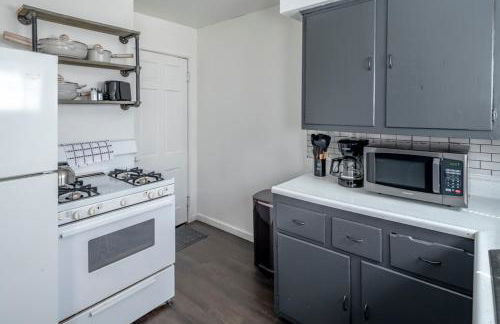 Cozy 2BR Retreat with Workspace - Washer and Dryer - Foto 8