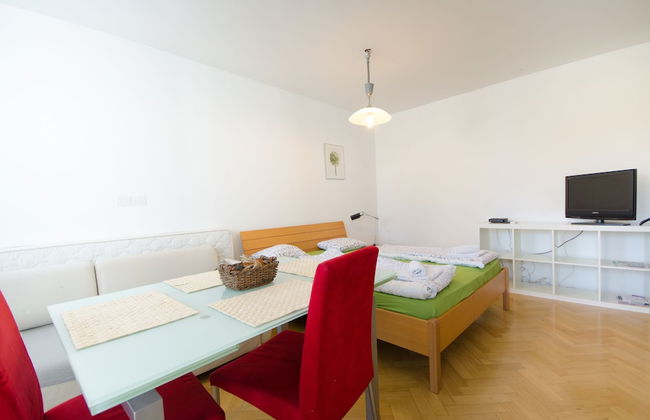 City centre studio with a balcony - Photo 8