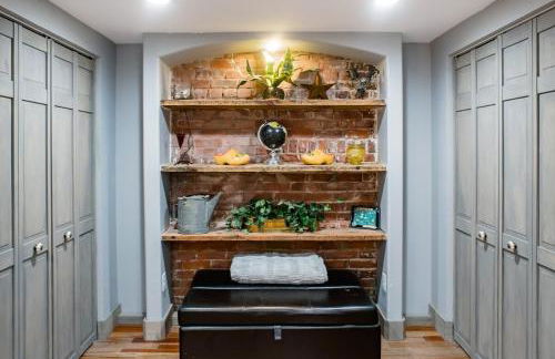 Designer Apartment in a Historic 1901 Downtown Area Mansion - Foto 27