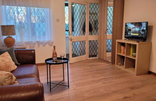 Near Heathrow T5 Slough Windsor sleeps 3-4 - Photo 6