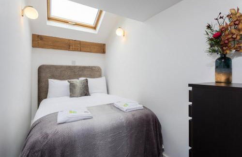 The Penthouse, Opposite Sale Metrolink, Includes Free Parking - Photo 21