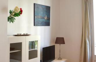 Claris Apartments - Photo 44