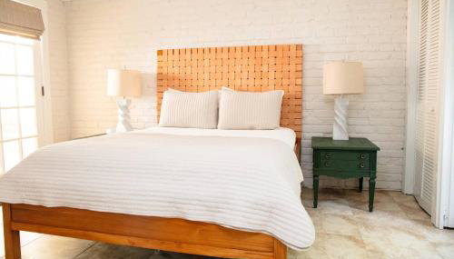 2 Blocks to riverfront | 48" Firepit | Turf Yard - Foto 5