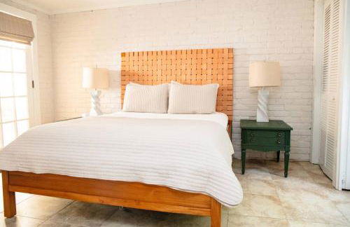 2 Blocks to riverfront | 48" Firepit | Turf Yard - Foto 5