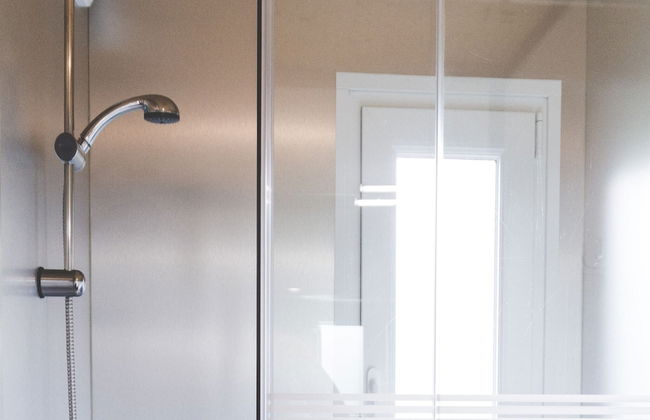 Modernly Furnished Cottage With Beautiful Terrace by a Lake - Foto 17