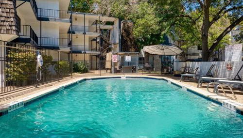 Your Comfy King Suite Getaway - Sleeps 4 - Pool, Prkg - Photo 4