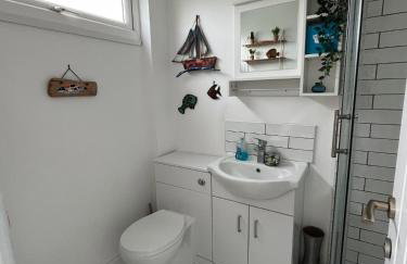 288, Two bed Chalet on Belle Aire Holiday Park - With private veranda, sleeps 5, pet friendly, free Wi-Fi, bed linen and towels included and onsite entertainment available - Foto 14