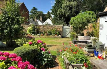 Cybil's Retreat - Renovated 2 bedroom house with enclosed garden - Photo 21