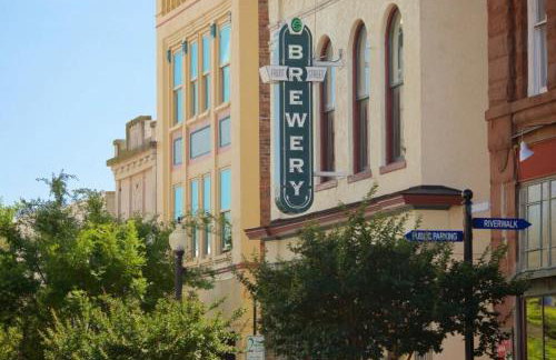 Private Downtown Bungalow Near Riverwalk & Beaches - Photo 7