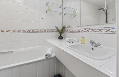 NEW! Large 5BR 2BA Home Leamington Spa Driveway Garage Parking WI-FI - Photo 22