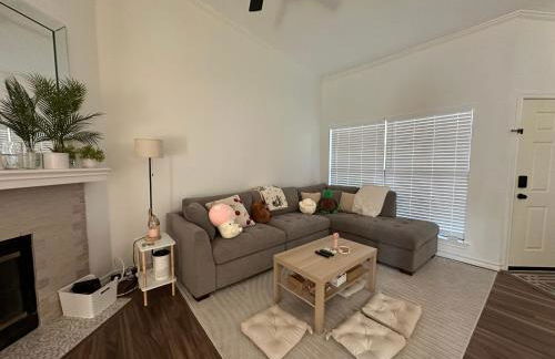 Cozy Condo Private Room, 10 Mins from AT&T Stadium, Gated, Free Parking, & In-Unit Laundry - Foto 9
